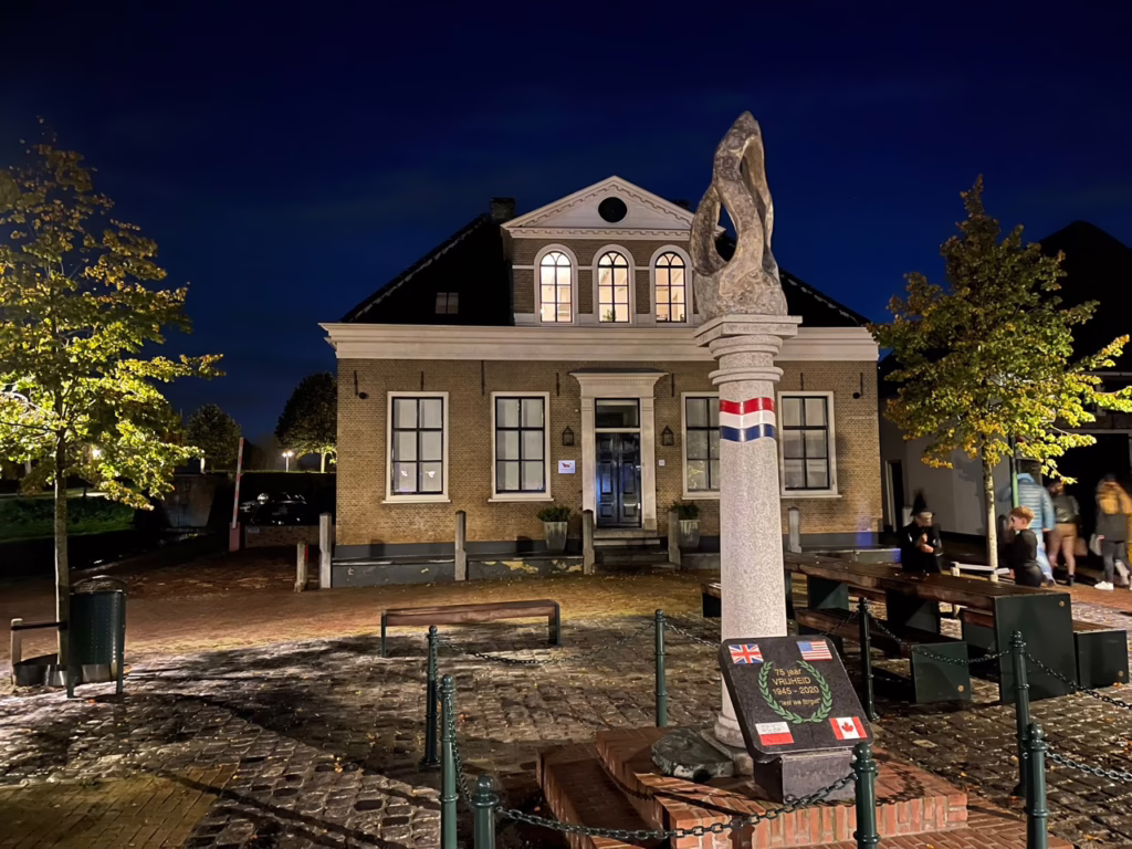 Historisch gebouw en monument in Brielle bij avond
