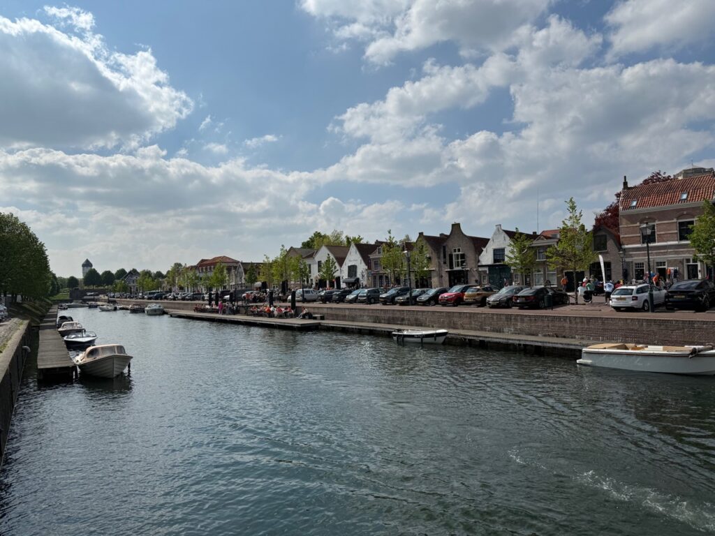 Haven, water en historische bebouwing in Brielle