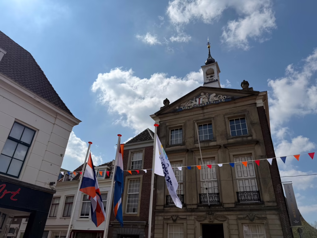 Historisch stadhuis en vlaggen in Brielle