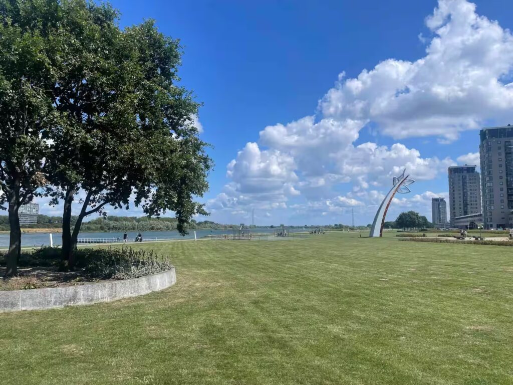 Uitzicht bij het kantoor van makelaar De Vree Makelaardij in Spijkenisse, gelegen aan de Oude Maas.