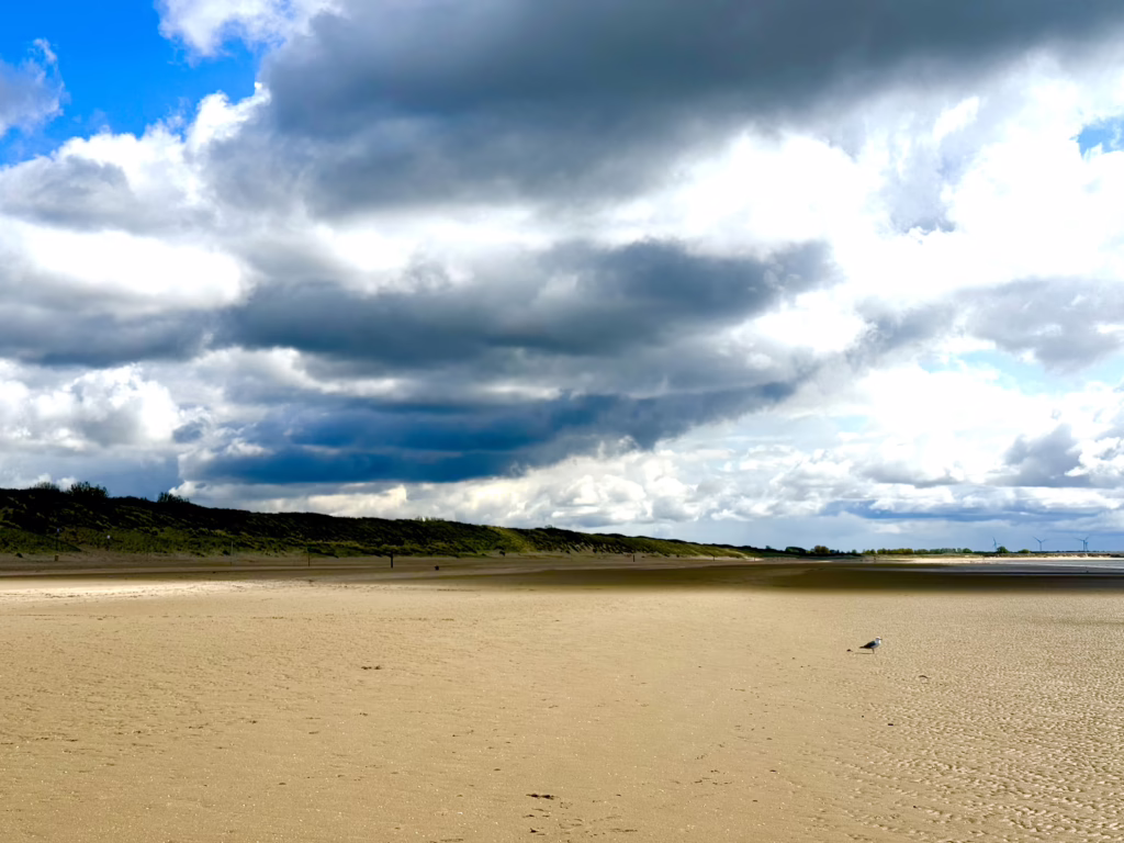 Strand Rockanje Voorne aan Zee met donkere wolken
