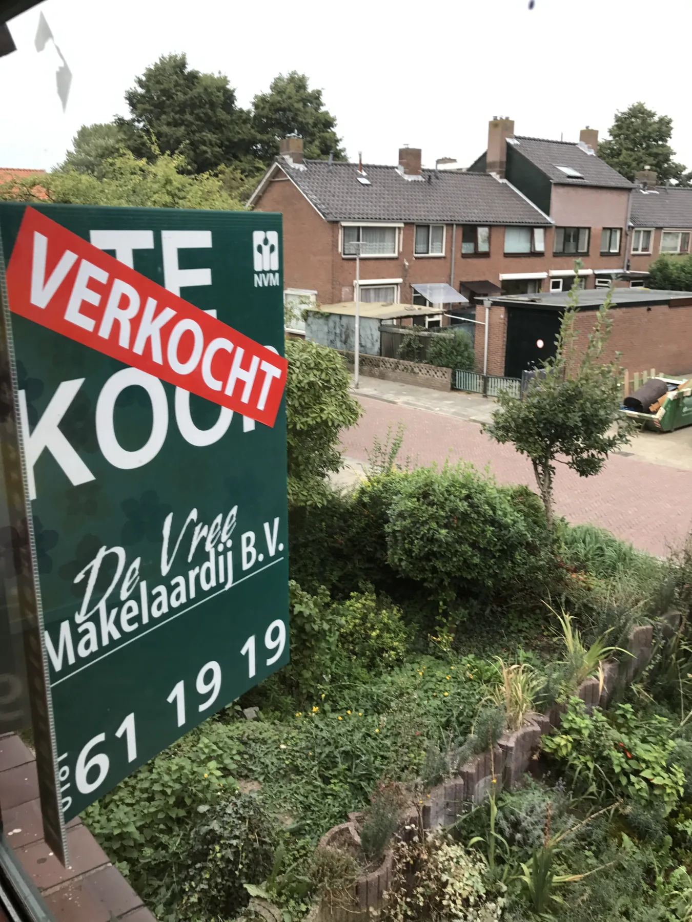 Verkochtbord van De Vree Makelaardij bij een woning in Rozenburg