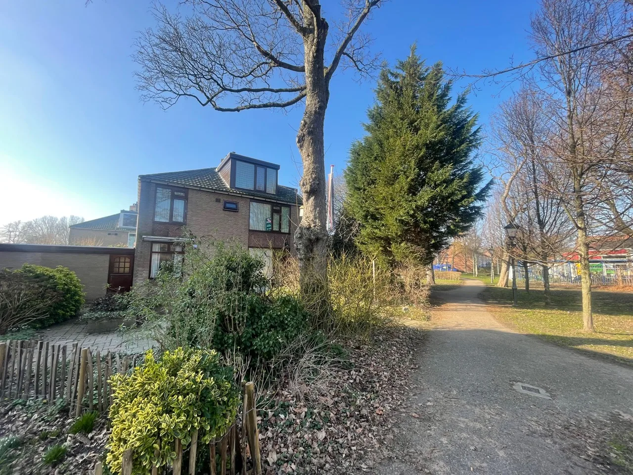 Woning aan een groene straat in Rozenburg