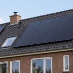 Zonnepanelen op het dak van een bakstenen woonhuis