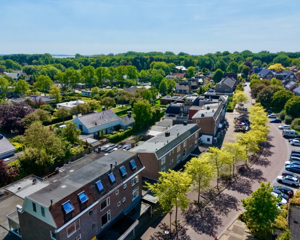 De Raadhuislaan en de groene woonomgeving in Rockanje, vanuit de lucht