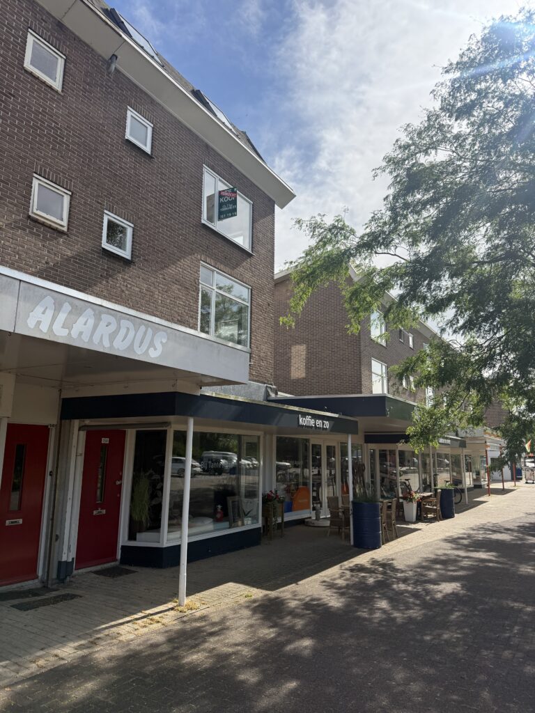 Verkochtbord van De Vree Makelaardij bij een woning aan de Raadhuislaan in Rockanje